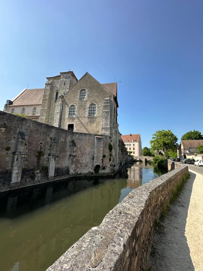 Appartement Bords De L'Eure Charmant Studio Chartres Exterior photo